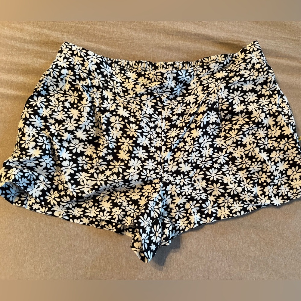 Loft, PLEATED PULL ON SHORTS IN DAISY with pockets, Size large Petite